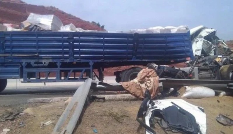 قتيلان وجريح في تصادم بين شاحنتين ببجاية