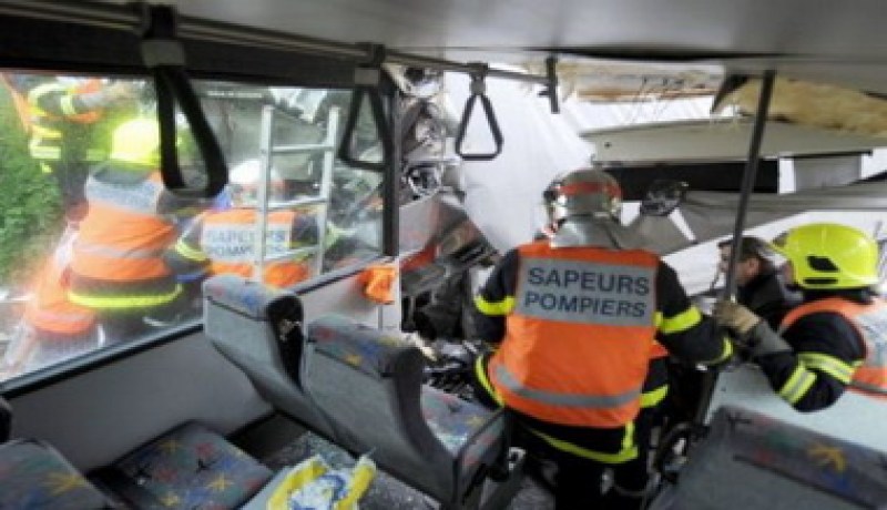 13 قتيلا و 37 جريحا في سقوط حافلة في واد بالاكوادور