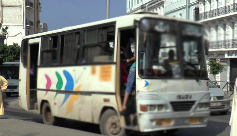 قابض حافلة ينصب على سيدة و يسلبها 1.5 مليار سنتمي بعدما أوهمها بالزواج في العاصمة