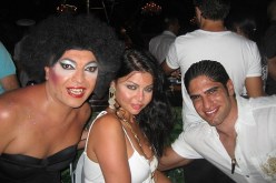 جزائريون‮ ‬يردون على تطاول هيفاء وهبي‮ ‬بنشر صورٍ‮ ‬لها في‮ ‬حفل للشواذ وعلى قارورة خمر‬