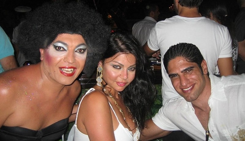 جزائريون‮ ‬يردون على تطاول هيفاء وهبي‮ ‬بنشر صورٍ‮ ‬لها في‮ ‬حفل للشواذ وعلى قارورة خمر‬