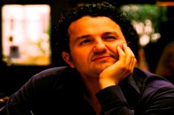 الغربة ساعدتني في تحقيق طموحي و على الفنان أن يقاسم الناس معاناتهم