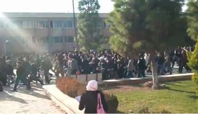 آلاف الطلاب المعارضين يتظاهرون في جامعة حلب