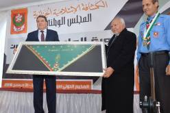 اللواء هامل يهدي وسام الشرف الكشفي إلى رئيس الجمهورية