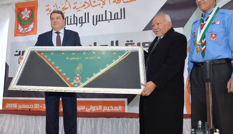 اللواء هامل يهدي وسام الشرف الكشفي إلى رئيس الجمهورية