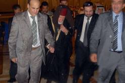 تنازل المدير العام للتلفزيون الوطني حمراوي حبيب عن أناقته المعهودة في سبيل الاستماع إلى حفظة القرآن الكريم في برنامج فرسان القرآن، وآثر البقاء تحت المطر رفقة مقرئ الأقصى بعدما هرب معظم المسؤولين.