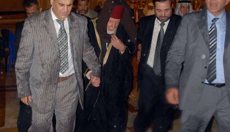 تنازل المدير العام للتلفزيون الوطني حمراوي حبيب عن أناقته المعهودة في سبيل الاستماع إلى حفظة القرآن الكريم في برنامج فرسان القرآن، وآثر البقاء تحت المطر رفقة مقرئ الأقصى بعدما هرب معظم المسؤولين.