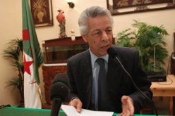 أنصار حمروش يعترضون على تعديل الدستور الحالي