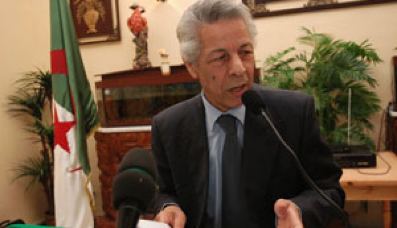 أنصار حمروش يعترضون على تعديل الدستور الحالي