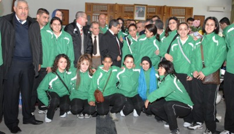 استقبال حار للمنتخب الوطني الجزائري لدى عودته الى ارض الوطن