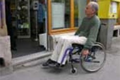 يعاني من إعاقة بنسبة 80 بالمائة … محمد شاب يناشد الجميع مساعدته لإيجاد مأوى