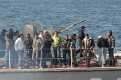 خفر السواحل الايطاليون ينجدون سفينة آتية من ليبيا على متنها 214 لاجئا