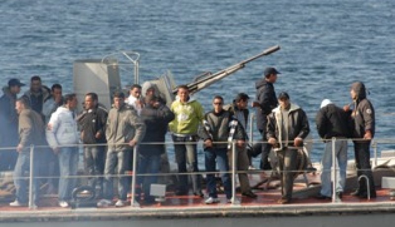 خفر السواحل الايطاليون ينجدون سفينة آتية من ليبيا على متنها 214 لاجئا