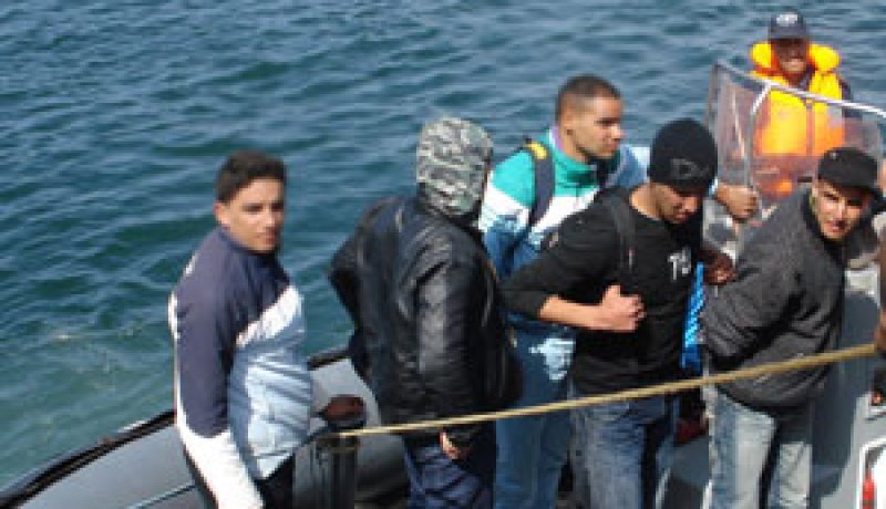 كانوا بصدد الحرڤة من شاطئ الهوارية بنابل…الأمن التونسي يحجز 21 “حراڤا” جزائريا بسجن بنزرت