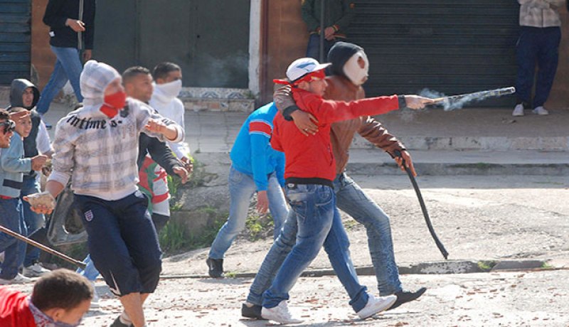 4 جرحى منهم شرطيان بعد “معارك” بين باعة “الطروطوار” يوم العيد
