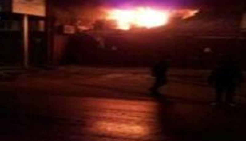 اخماد حريق في معمل جفصين قرب شركة الغاز في الجناح