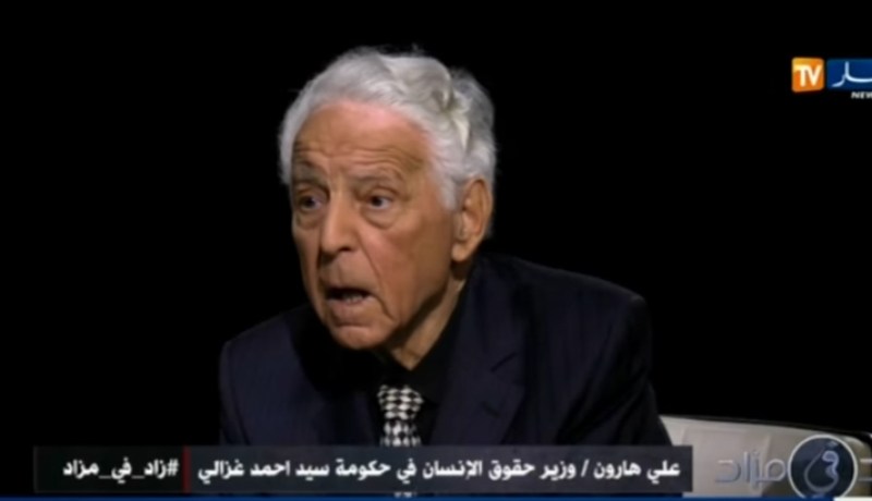 بالفيديو.. علي هارون وقصته مع الجنرال الذي نزع منه جواز سفره ومنع من السفر للخارج