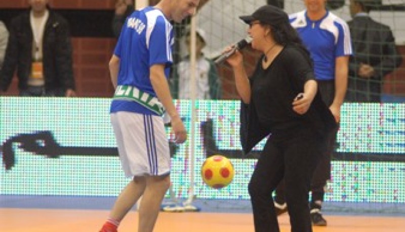 حسيبة عمروش بالأسود مع زيدان