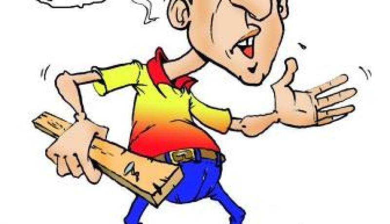 يعتدي على شيخ بلوحة خشبية لأنه أزعجه
