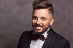 بالفيديو..حاتم عمور يغني “يا الرايح” في تحية للجزائر