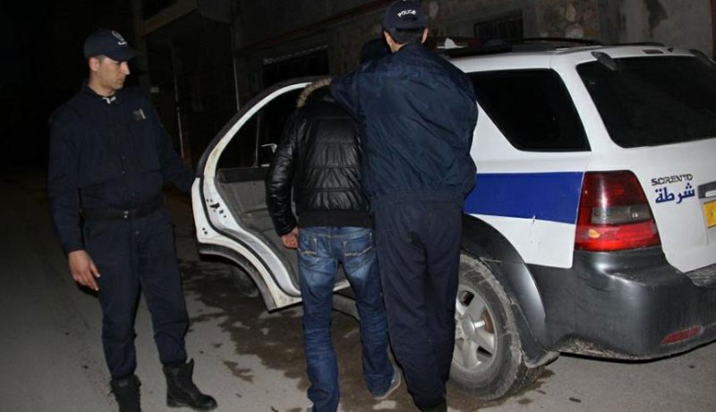 حجز بندقيتي صيد وكمية من الذخيرة الحية غير مرخص بهما لدى شخصين بالبيض