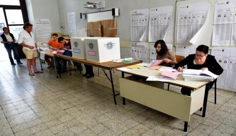 إستفتاء على تعديل دستوري في إيطاليا في الرابع من ديسمبر المقبل