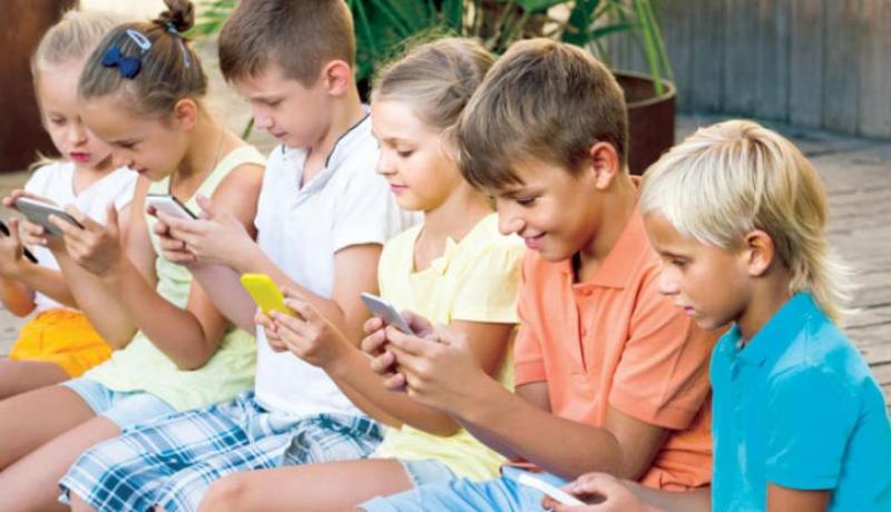 البروفيسور ثابتي: استعمال الأطفال المتكرر للتابلات والسمارت فون يضاعف نسبة الإصابة بالتوحد