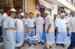 بالصور.. حجاج المتلاعب في حجوزاتهم يصعدون ويحتجون أمام مقر الولاية بغرداية