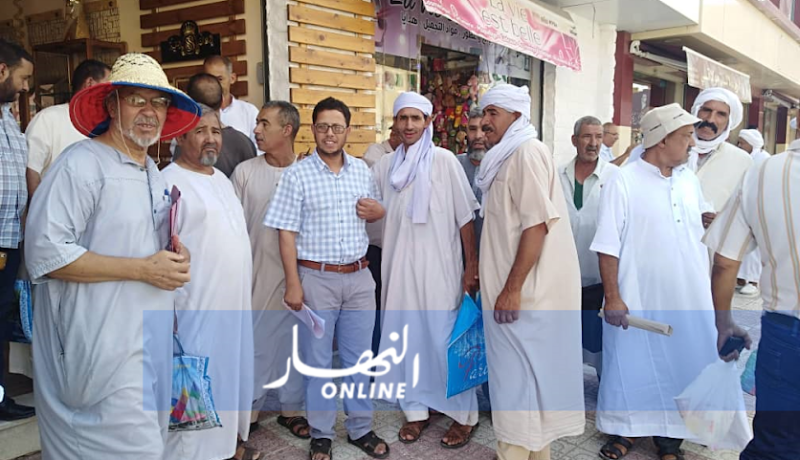 بالصور.. حجاج المتلاعب في حجوزاتهم يصعدون ويحتجون أمام مقر الولاية بغرداية