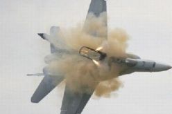 مقاتلون معارضون يسقطون طائرة حربية في ريف حلب الغربي