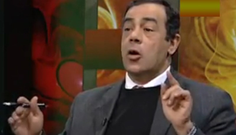 وفاة صحافي مصري على الهواء مباشرة بسبب الأسد