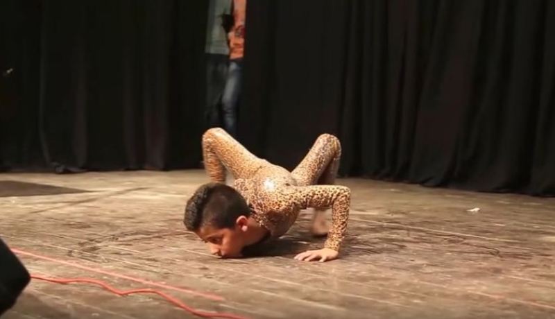 بالفيديو..طفل فلسطيني يلقب بالعنكبوت يدخل غينس