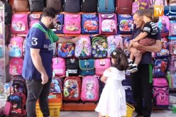 أولياء التلاميذ يبحثون عن طاولات بيع الأدوات المدرسية