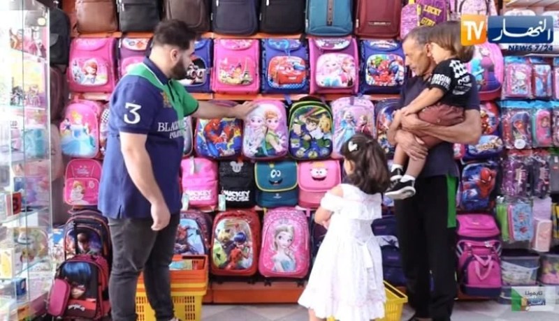 أولياء التلاميذ يبحثون عن طاولات بيع الأدوات المدرسية