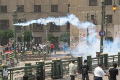 مئات المتظاهرين يخترقون حاجزا حديديا بالقرب من قصر الرئاسة في القاهرة