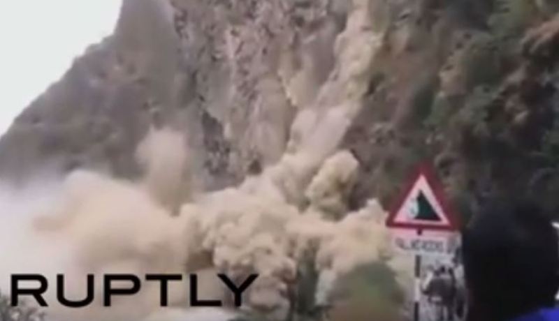 بالفيديو كتل طينية ضخمة تغلق طريقا سريعا في الهند