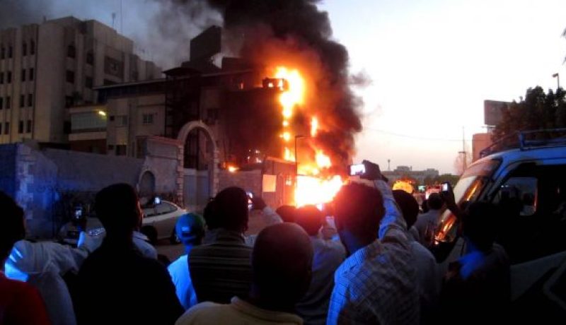 بالفيديو.. حريق مهول يلتهم 3 مباني في جدة