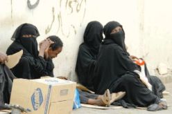 شاب يرتدي حجابا ونقابا ويتوسط النسوة للتسول بحاسي مسعود
