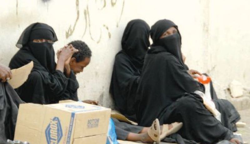 شاب يرتدي حجابا ونقابا ويتوسط النسوة للتسول بحاسي مسعود