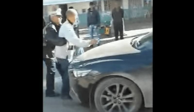 بالفيديو.. شخص يعترض موكب رئيس الحكومة التونسي والسبب