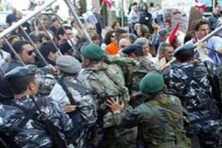 محتجون سوريون يرشقون السفارة الصينية في ليبيا بالحجارة