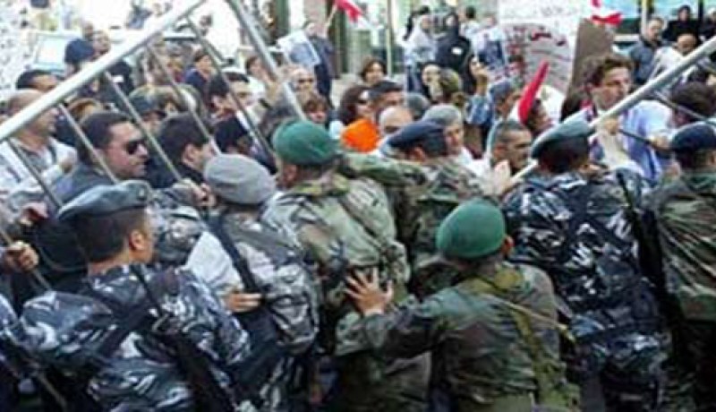 محتجون سوريون يرشقون السفارة الصينية في ليبيا بالحجارة