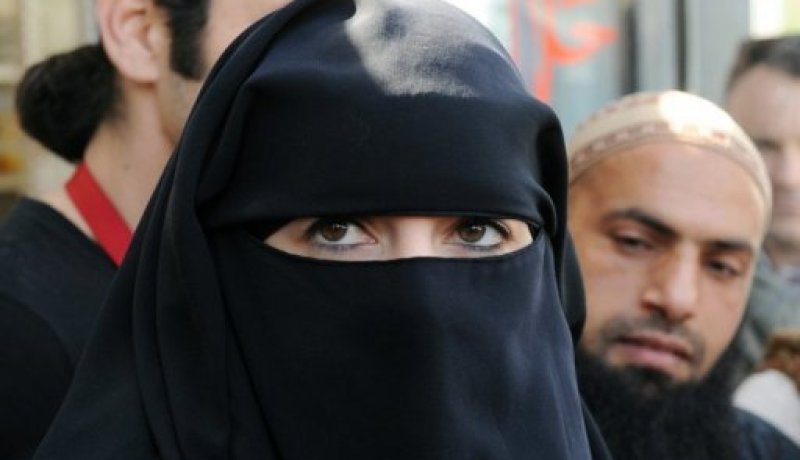 فرنسا تشرع رسميا في تنفيذ حظر النقاب بالأماكن العامة