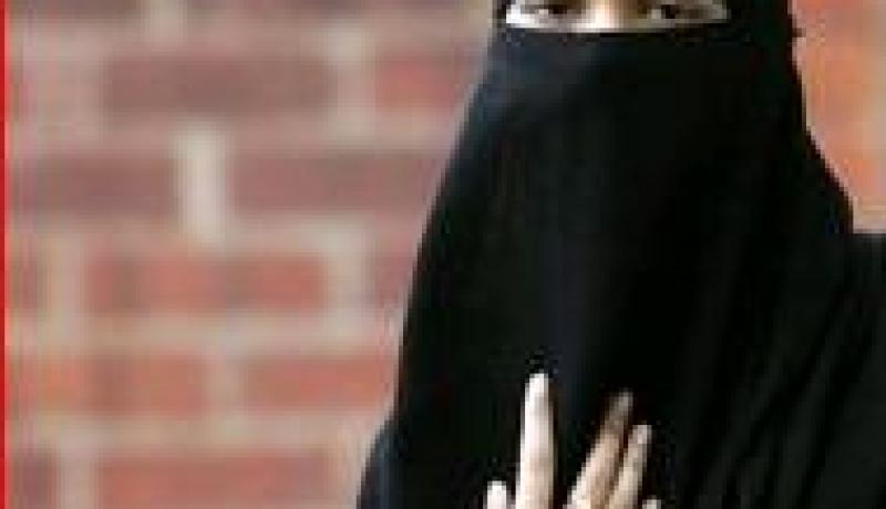 متجلببة تسرق أغراض نساء في سوق بوهران