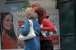 فتيات العاصمة يتفنن في ارتداء الحجاب المواكب للموضة و العصرنة