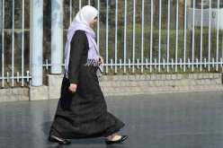 اتهامات لجريدة فرنسية بالعنصرية بسبب نشرها مقالًا يسخر من سيدة محجبة في الميترو