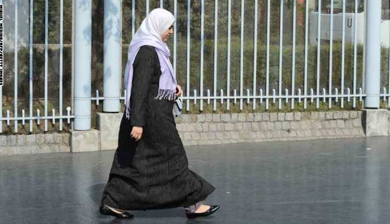 اتهامات لجريدة فرنسية بالعنصرية بسبب نشرها مقالًا يسخر من سيدة محجبة في الميترو