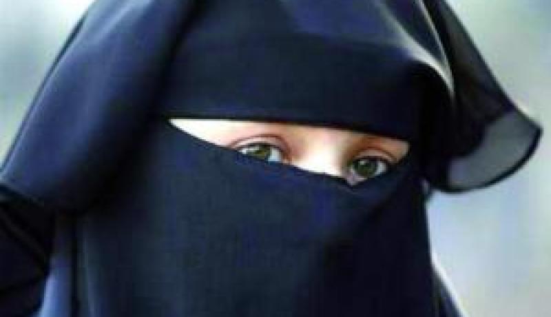 جزائري مغترب في فرنسا مهدّد بالطرد لأن زوجته ترتدي النقاب!