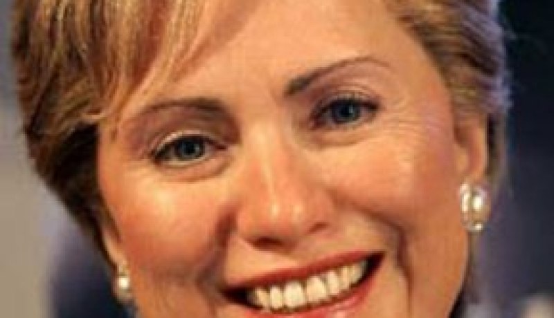 هيلاري كلينتون تجتمع مع عريقات في الدوحة