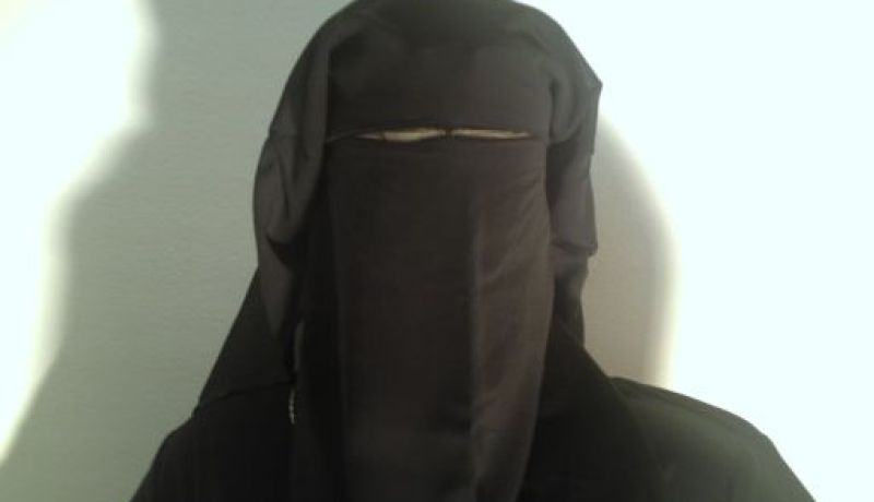 فيديو صادم لامرأة منقبة أثار الآلاف من التساؤلات